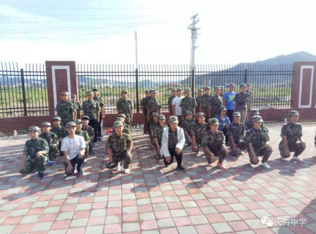 隆化天卉中學(xué)軍訓(xùn)快訊四：一樣的青春，不一樣的年華！