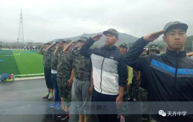 隆化天卉中學(xué)軍訓(xùn)快訊三：不懼風(fēng)雨，灼灼其華。